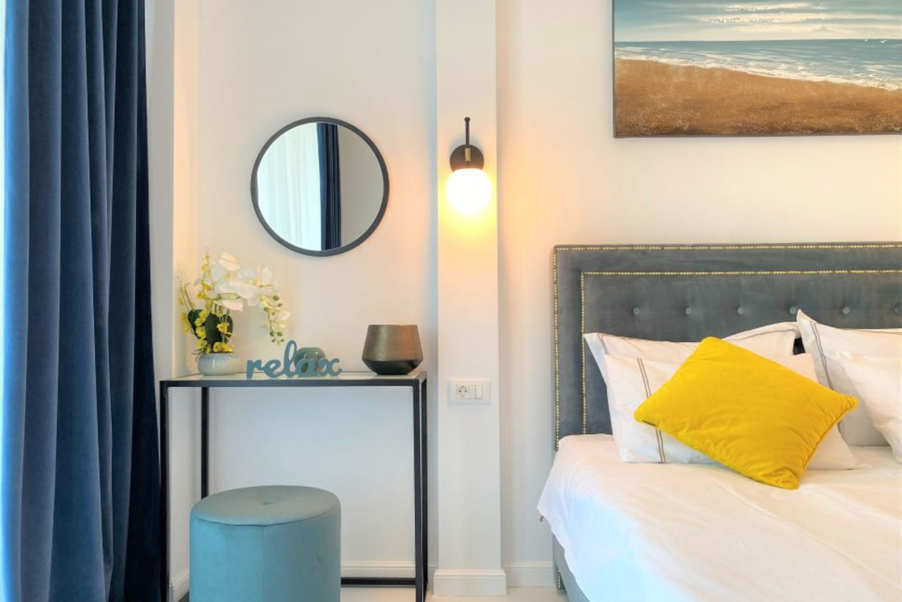 Un apartament viu colorat și superb amenajat | lângă plajă