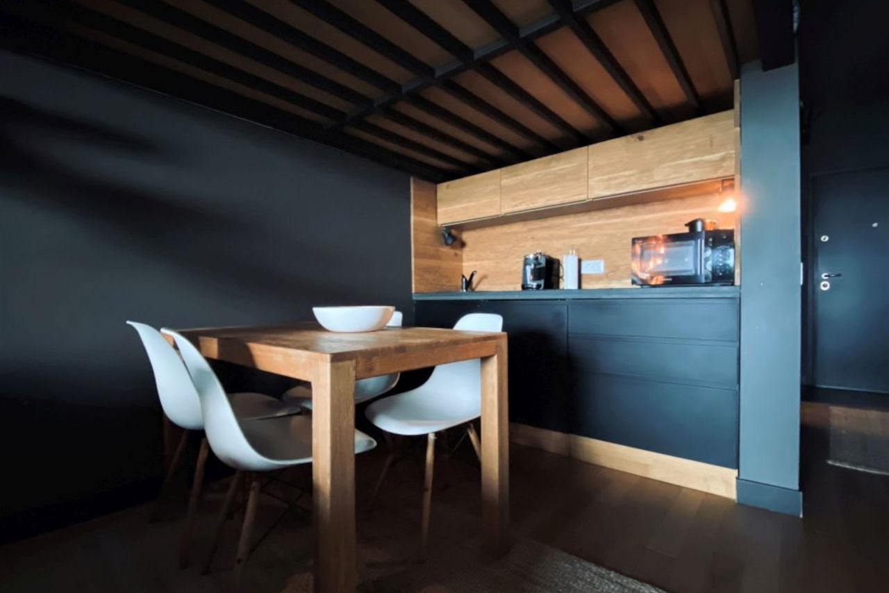 Studio în stil modern-minimalist cu priveliște frontală către mare