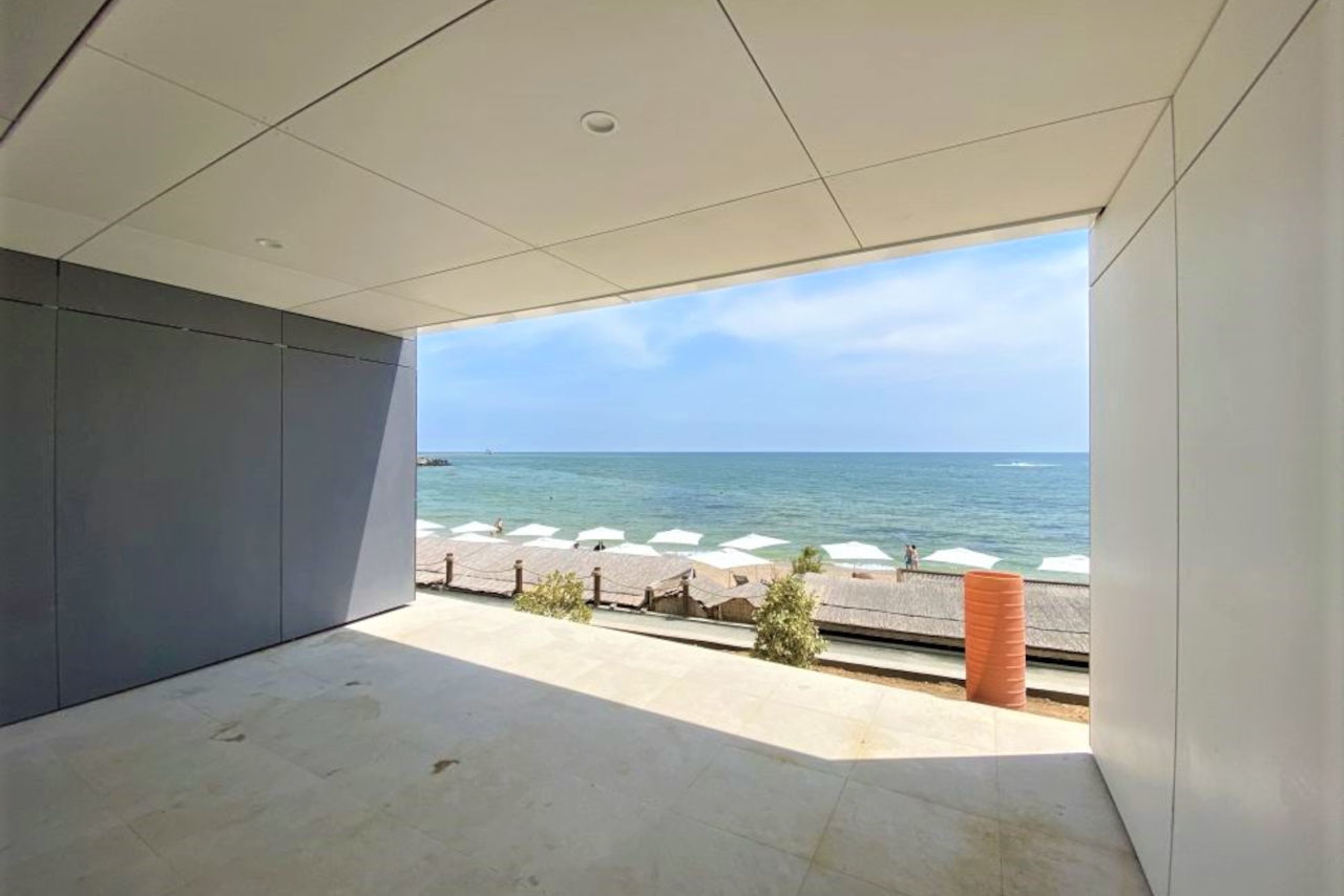 Apartament cu vedere frontală către mare în imobil ultrapremium pe plajă